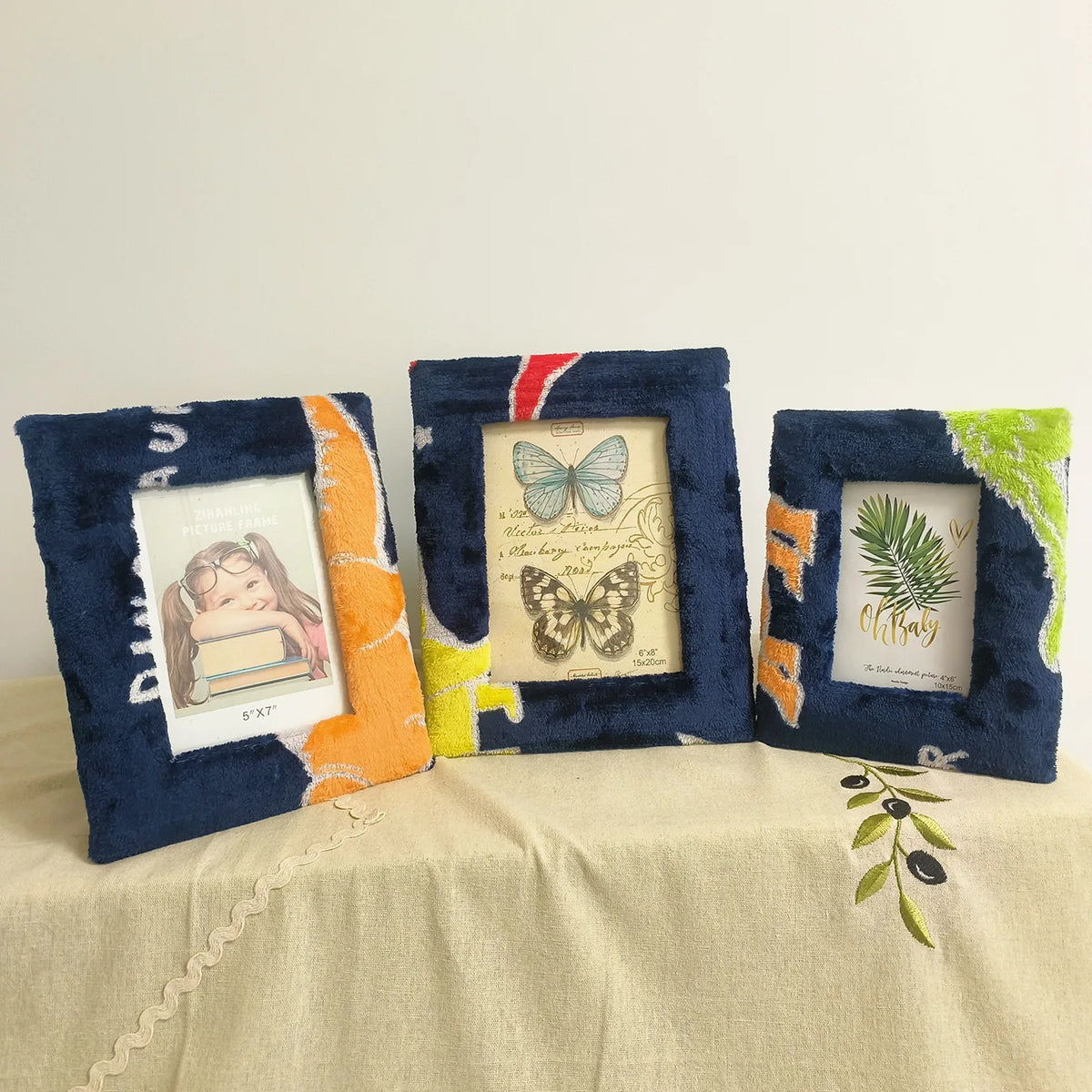 Plush photo frame. Plush plush photo frame. Square hollow tufted stamp embroidered picture frame.6.7.8 "desktop picture frame.