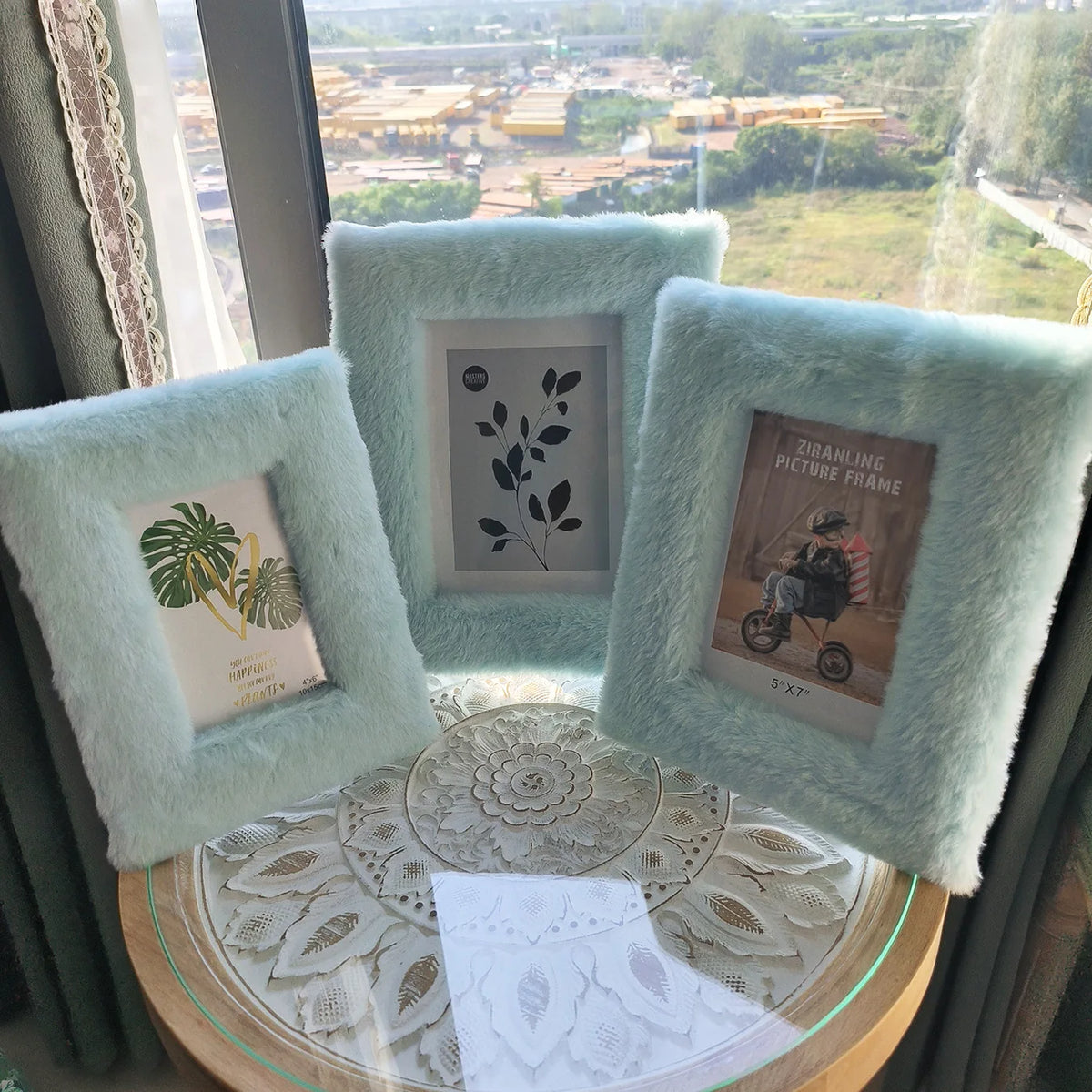 Plush photo frame. Plush plush photo frame. Square hollow tufted stamp embroidered picture frame.6.7.8 "desktop picture frame.