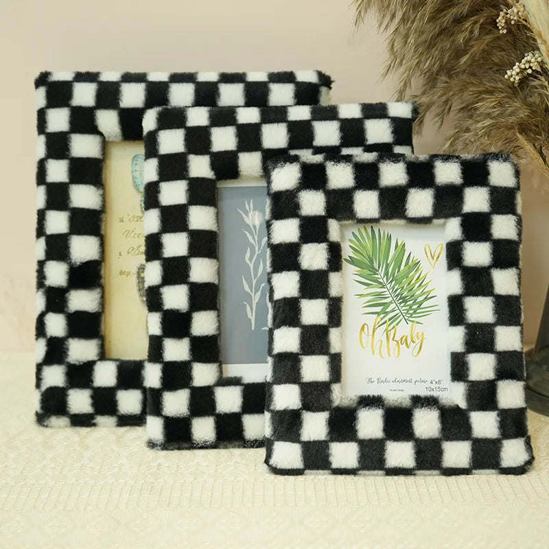 Plush photo frame. Plush plush photo frame. Square hollow tufted stamp embroidered picture frame.6.7.8 "desktop picture frame.
