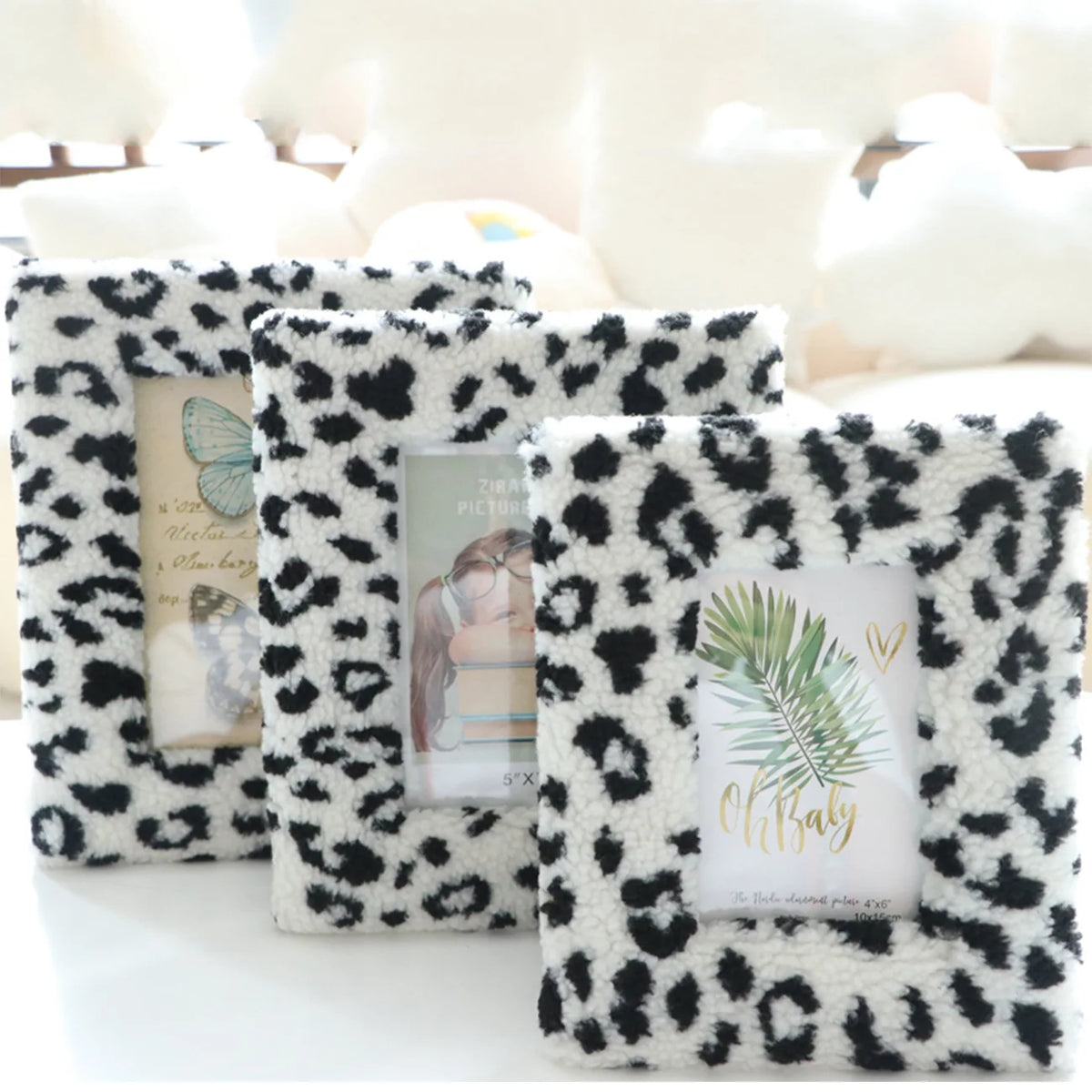 Plush photo frame. Plush plush photo frame. Square hollow tufted stamp embroidered picture frame.6.7.8 "desktop picture frame.