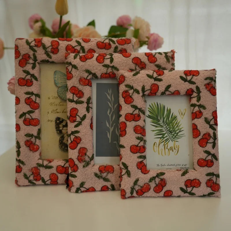 Plush photo frame. Plush plush photo frame. Square hollow tufted stamp embroidered picture frame.6.7.8 "desktop picture frame.