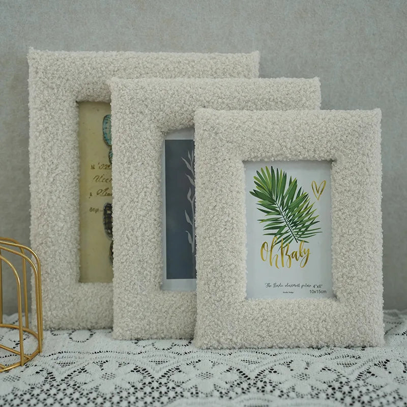Plush photo frame. Plush plush photo frame. Square hollow tufted stamp embroidered picture frame.6.7.8 "desktop picture frame.