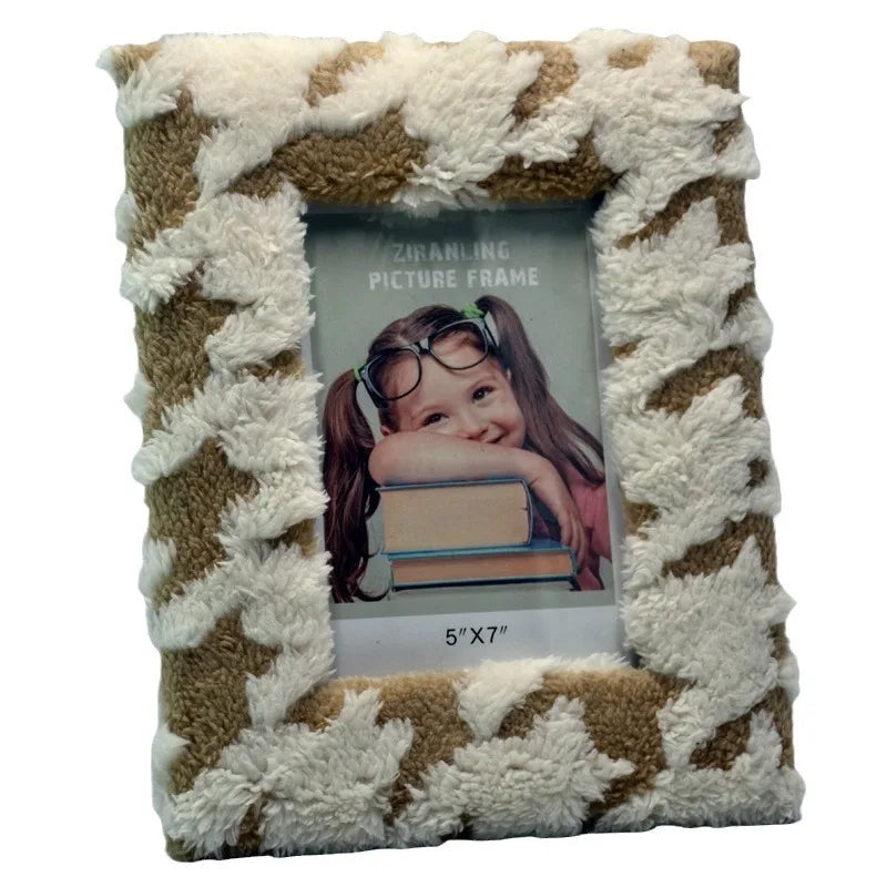 Plush photo frame. Plush plush photo frame. Square hollow tufted stamp embroidered picture frame.6.7.8 "desktop picture frame.