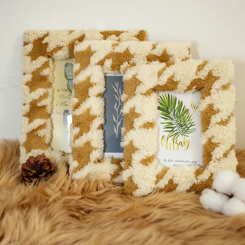 Plush photo frame. Plush plush photo frame. Square hollow tufted stamp embroidered picture frame.6.7.8 "desktop picture frame.