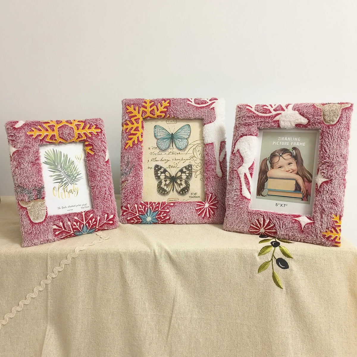 Plush photo frame. Plush plush photo frame. Square hollow tufted stamp embroidered picture frame.6.7.8 "desktop picture frame.