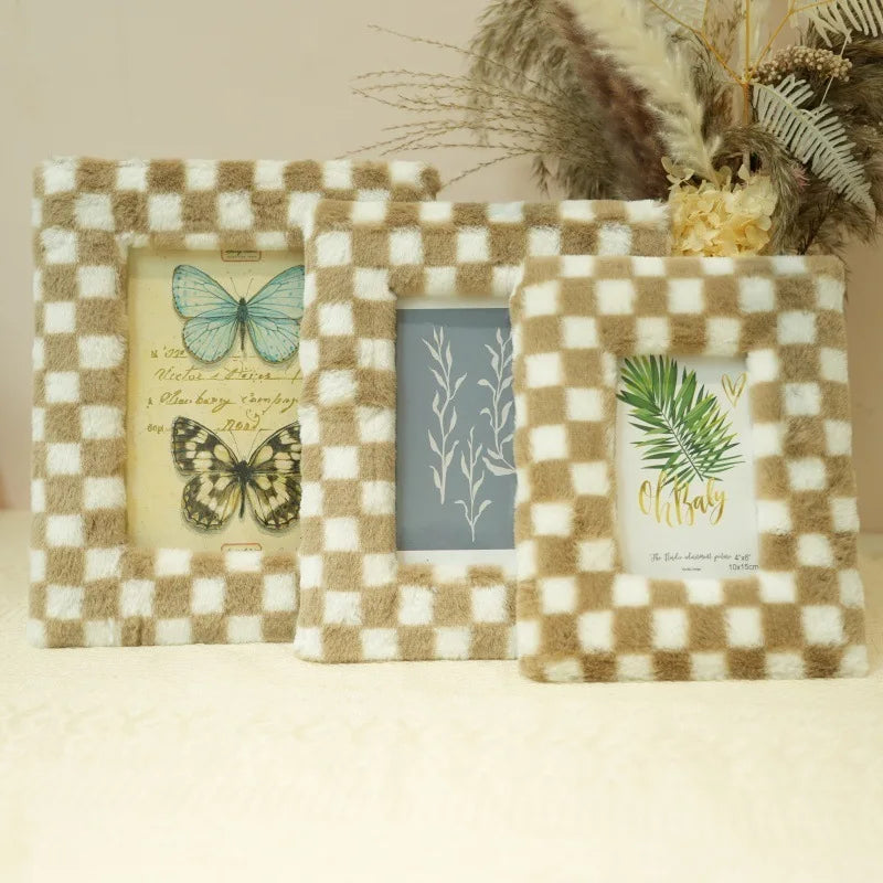 Plush photo frame. Plush plush photo frame. Square hollow tufted stamp embroidered picture frame.6.7.8 "desktop picture frame.