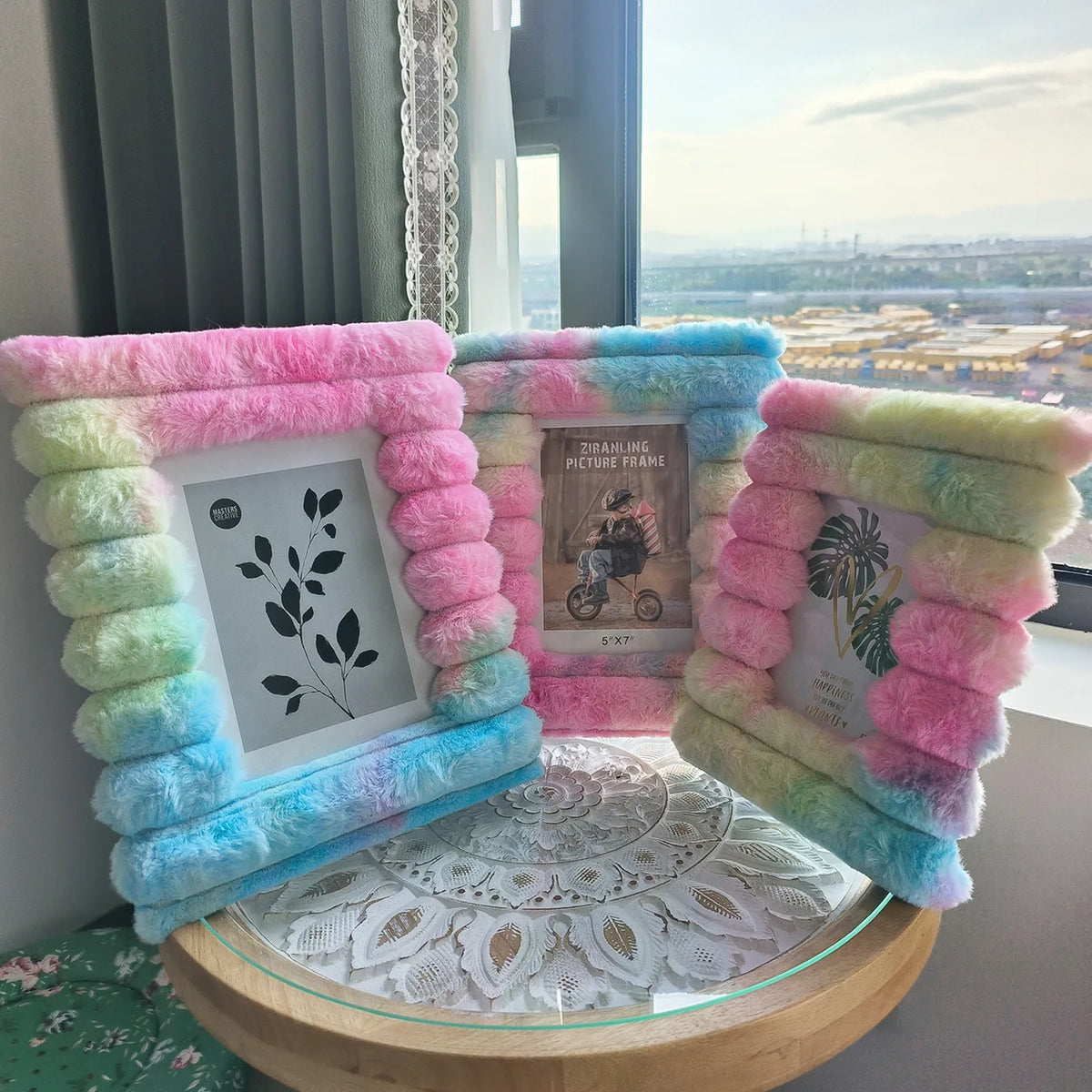 Plush photo frame. Plush plush photo frame. Square hollow tufted stamp embroidered picture frame.6.7.8 "desktop picture frame.