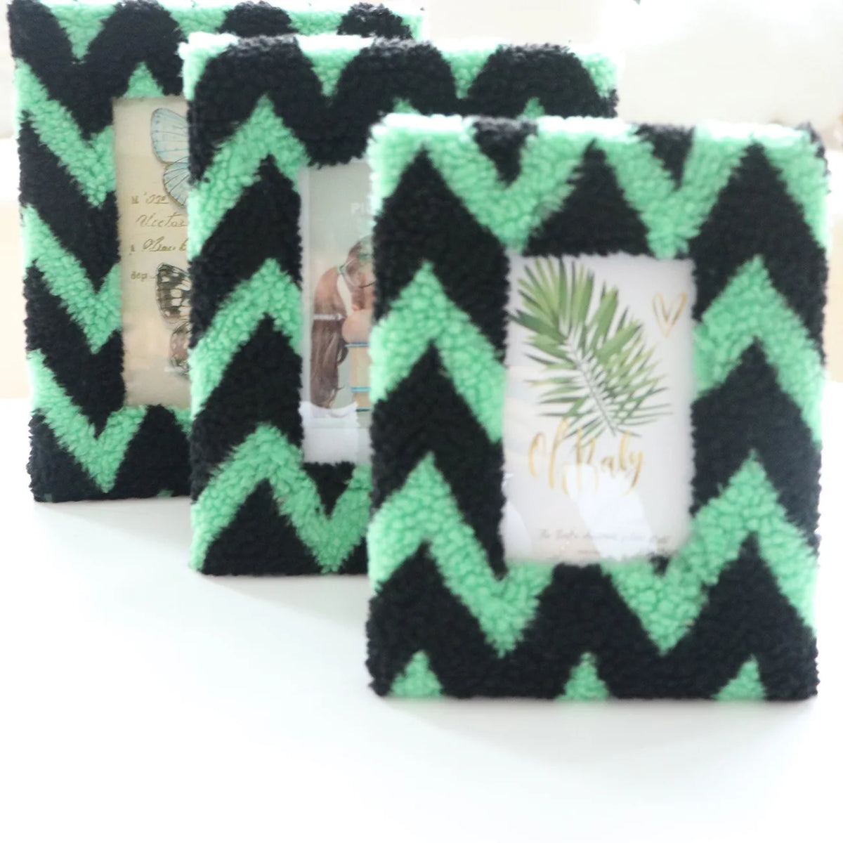 Plush photo frame. Plush plush photo frame. Square hollow tufted stamp embroidered picture frame.6.7.8 "desktop picture frame.