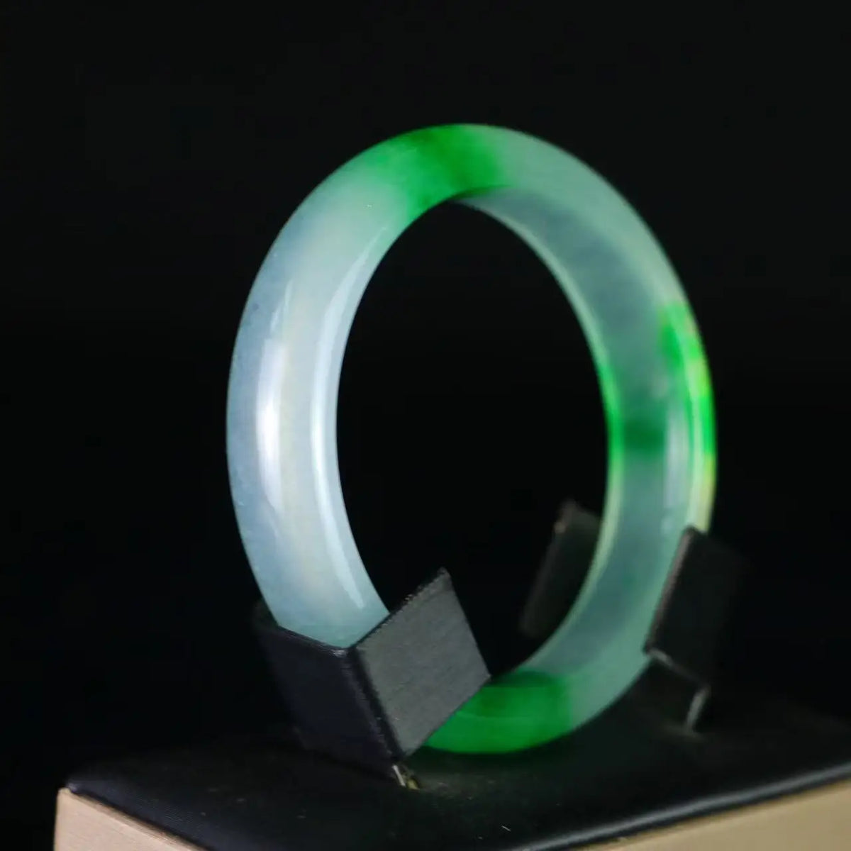Brazalete de Jade Verde Helado – "Aguas Profundas de Hi'ilawe" 🏞️🩵🍃
