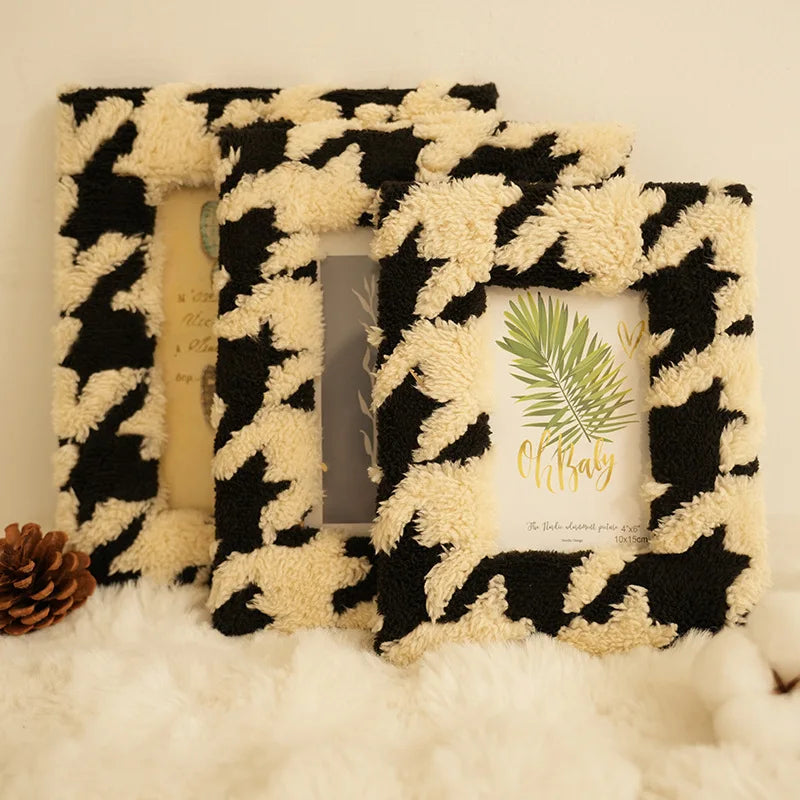 Plush photo frame. Plush plush photo frame. Square hollow tufted stamp embroidered picture frame.6.7.8 "desktop picture frame.