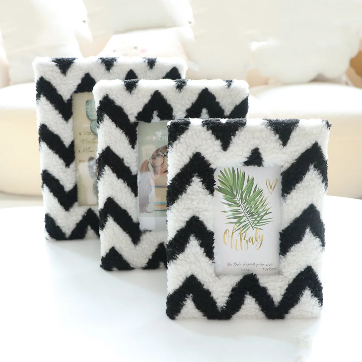 Plush photo frame. Plush plush photo frame. Square hollow tufted stamp embroidered picture frame.6.7.8 "desktop picture frame.